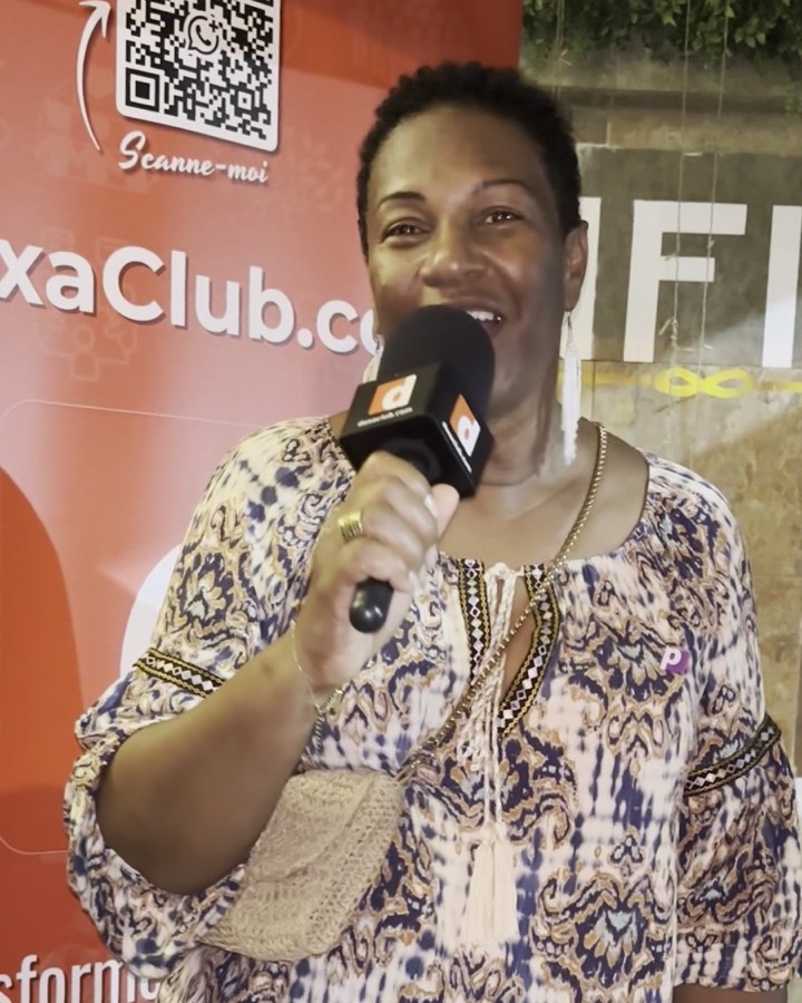 Brigitte, membre DoxaClub, sourit en prenant la parole lors d’un événement